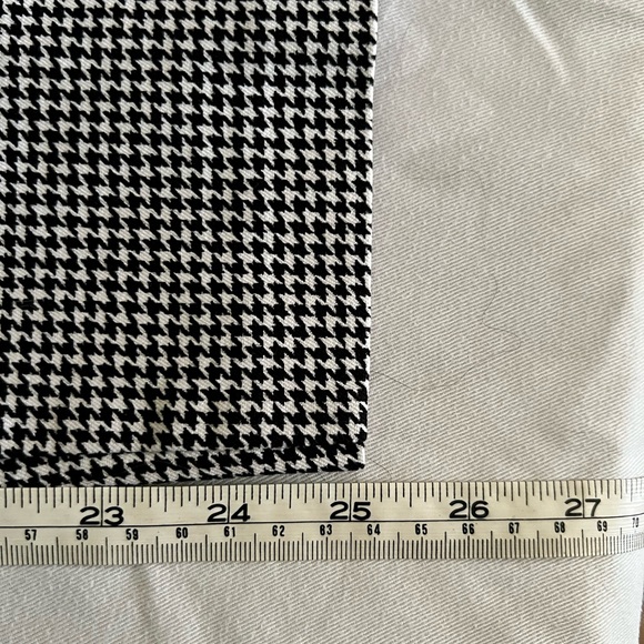 Black and white old navy capris. Pixie. Midrise. 4 regular. - Picture 7 of 7
